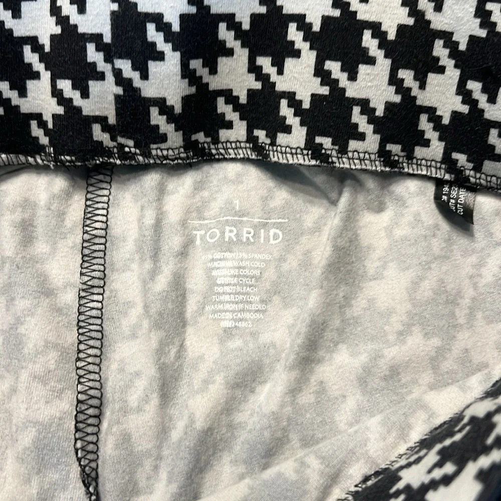 TORRID EUC…only worn once. Black and white houndstooth print leggings.
